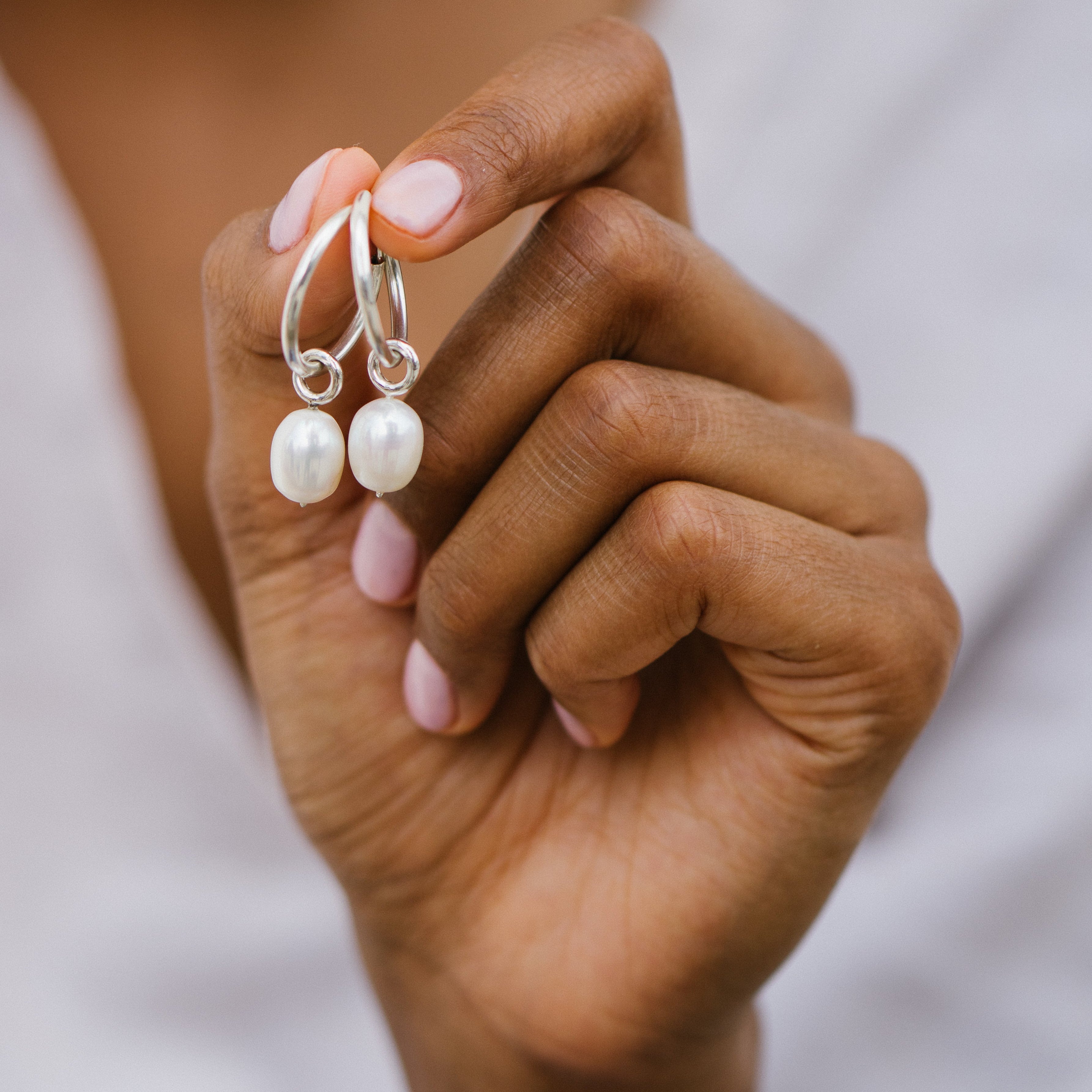 Kat Cadegan - Bella Donna Pearls - Silver hoops